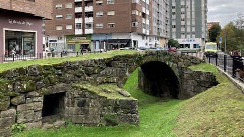 El puente romnico de Balados fue separado del cauce del ro Lagares