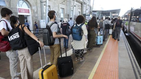 Usuarios esperando el tren en la estación de Santiago