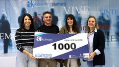 Entrega del cheque de mil euros por el sorteo del D�a de la Madre en la Asociaci�n de Empresarios de Ribeira