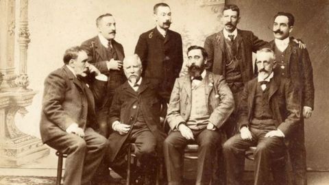 Fotograf�a realizada en 1904 durante a �ltima visita de Curros Enr�quez a Galicia. De p� sit�anse Ux�o Carr�, Florencio Vaamonde, Francisco Tettamancy e Eladio Rodr�guez. Sentados, Jos� Ogea, Manuel Murgu�a, Curros Enr�quez e Andr�s Mart�nez