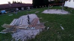 Chapas esparcidas por el parque infantil situado junto a las instalaciones