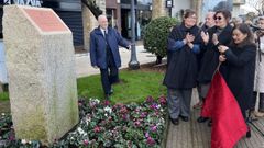 La alcaldesa, In�s Rey, junto a las hijas de Ant�n de Santiago tras descubrir el monolito con el que se le rindi� homenaje