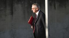 Alberto Ruiz Gallard�n tras la sesi�n del juicio.
