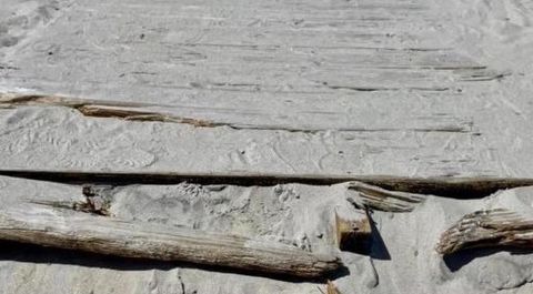 Un tramo destrozado de la pasarela de acceso a la playa de Laxe.