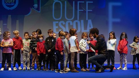 Alumnos del CEIP Pluriling�e A Pedra reciben el premio de  O teu aniversario 