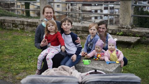 Tania y Nelya con los hijos de la segunda, en el Seminario Menor de Ourense