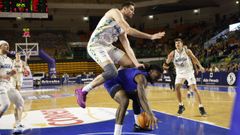 El gigante Okanu se come la finta de Okanu y le cae encima