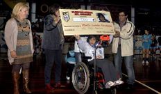 El Guard�s don� la recaudaci�n del partido a una vecina.