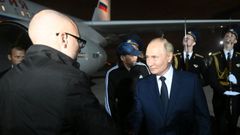 El presidente ruso Vladimir Putin se rene con ciudadanos rusos liberados despus del intercambio de prisioneros ruso-estadounidenses en el aeropuerto internacional de Vnukovo en Mosc, Rusia.