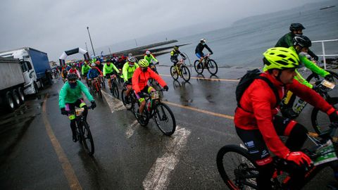 A pesar de la lluvia hubo nimo para participar en la BTT y Andaina del concello de Rianxo 