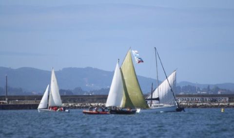 En la imagen, la zodiac de Os Patexeiros, junto a algunas de las embarcaciones de la asociaci�n en la bocana del puerto de Sada.
