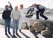 Cuatro de los �luthiers�, en la fuente de los surfistas