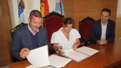 El conselleiro, la alcaldesa y el delegado territorial de la Xunta durante la firma del convenio