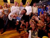 A�cio Neves haci�ndose una foto con varios seguidores en uno de los m�tines. 