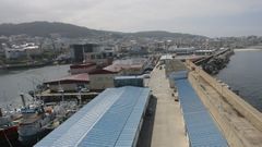 El Foro Voz se celebra en la cofrad�a, los edificios con techo de color marr�n que en esta imagen de archivo del puerto de Burela