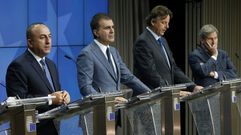 El ministro de Exteriores turco, Mevlut Cavusoglu; el ministro para la UE turco, Omer Celik; el ministro de Exteriores holand�s, Bert Koender, y el comisario europeo para la Ampliaci�n, Johannes Hahn, tras concluir la conferencia intergubernamental de adhesi�n UE-Turqu�a en Bruselas