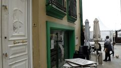 Uno de los propietarios de la vivienda dejaba a los dem�s quedarse en ella, pero tras su ingreso en un centro segu�an ocup�ndola sin permiso, explican los vecinos: �Alg�n deb�a ter as chaves�. El lunes fueron desalojados tras la denuncia de la otra due�a y pusieron unos candados.