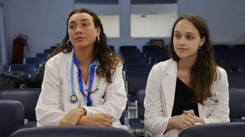 Carlota y Nuria, dos de las estudiantes sexto de Medicina que se forman en el rea sanitaria de Pontevedra.