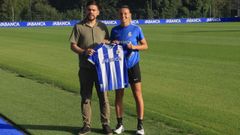 Kevin Cabado (izquierda) y Marisa Garc�a, posando en el D�por Training Center.