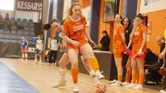 Laura Barranco pisa el bal�n en un momento del encuentro contra el STV Rold�n.