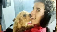 Alba, en una foto reciente con su perra