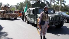 Oficiales de seguridad afganos y milicias privadas leales a Ismail Khan tras retomar el control de parte de la ciudad de Herat despu�s de una intensa batalla con talibanes.