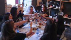 Cata de vinos personalizada que form parte de la despedida de soltera de Asia en Compostela