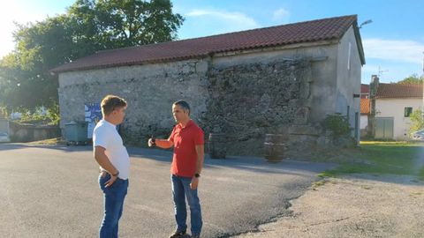El teniente de alcalde Jos� Portela (a la derecha) examina las nuevas propiedades municipales con el concejal Manuel Di�guez