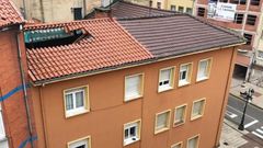 Desalojo de los vecinos del edificio n�mero 10 de la calle Rafael Mar�a de Labra por derrumbe de tejado