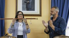 Sherezade N��ez, con el bast�n de mando de alcaldesa que le entreg� su antecesor, Enrique �lvarez.