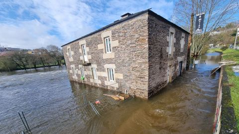 Imagen del Mi�o en Lugo desbordado en la zona del paseo fluvial