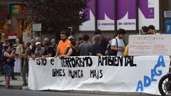 Concentraci�n en apoyo a los afectados por los incendios en la sede de la Xunta