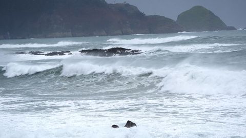  Olas chocan contra el rompeolas de Cudillero, en Asturias