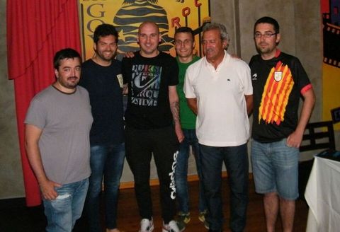 David Vidal, segundo por la derecha, con varios aficionados monfortinos en Los Goya. 