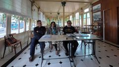A la izquierda, Antonio Fari�a, gestor de La Terraza junto con sus hermanos, con dos representantes de la asociaci�n AmiSada, que apoya a la familia y pide la conservaci�n del inmueble. 
