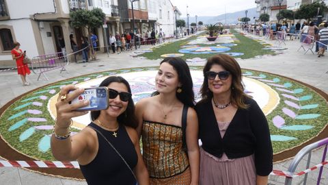Nuria Tubo, Marta Nogueras y Mara Anca, disfrutando de las Alfombras Florales.