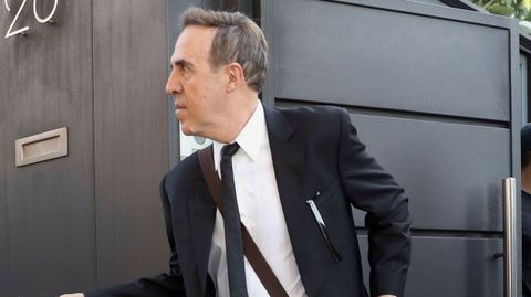 Wagner Ribeiro, representante de Neymar, abandona el domicilio del futbolista rumbo al aeropuerto de El Prat para trasladarse a Par�s