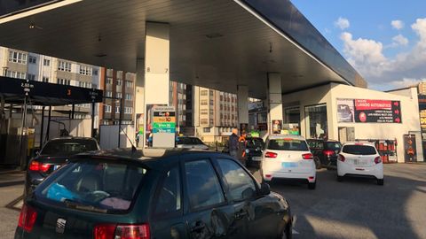 Colas en la estacin de Repsol de la avenida del Ejrcito, en A Corua