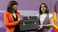 Irene Montero (derecha) traspasa la cartera de Igualdad a la socialista Ana Redondo (izquierda)