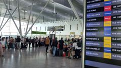 Viajeros esperan en la zona de salidas del Rosal�a de Castro, en foto de archivo