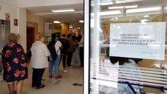 Personas haciendo cola en un centro de salud.