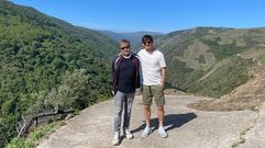 David Silva (derecha), con Pedro Rodr�guez, de Adega Gu�maro, en la ribera de Doade