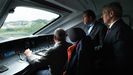 scar Puente y Alfonso Rueda en la cabina del tren