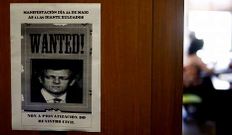 Un cartel con la foto de Rueda, ayer en los juzgados.