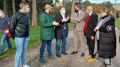 El delegado del Gobierno, Jos� Mi�ones, con el alcalde de Pontevedra y otros concejales, este martes en la Illa de Esculturas