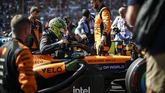 La escuder�a de McLaren luce el logotipo de la marca de bolsas de nicotina Velo en sus laterales