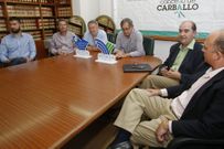 Representantes municipales y de la empresa, en el Concello. 