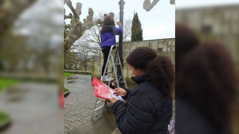 Alumnos del IES Xogrartomando muestras para analizar la calidad del aire de Sarria, actividad que cont con la colaboracin del Concello.