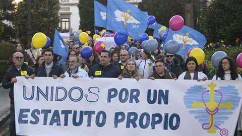 Cientos de m�dicos se�manifestaron hace un mes por el centro de Oviedo en la primera de las dos jornadas de huelgas convocadas en Asturias por el Sindicato M�dico Profesional de Asturias (Simpa). ARCHIVO