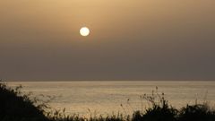 Amanecer con calima este viernes en la costa de Xove